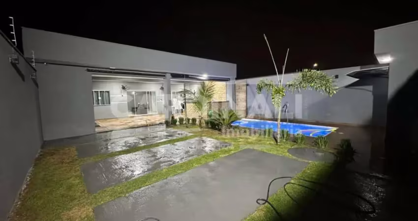 Casa com piscina,  quintal amplo e área de lazer completa