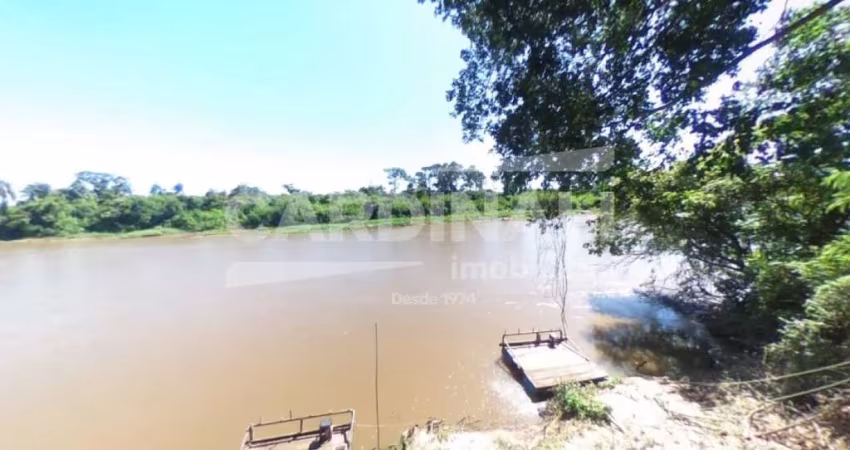 Rancho com acesso/ divisa/ colado com Rio mogui.