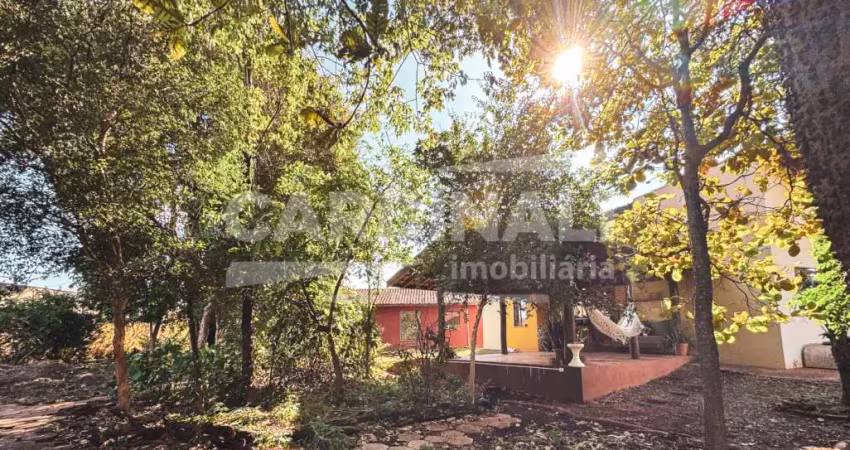 Linda chácara com ótima localização, arquitetura diferente na construção com muito bom gosto, com salão amplo com banheiro e cozinha