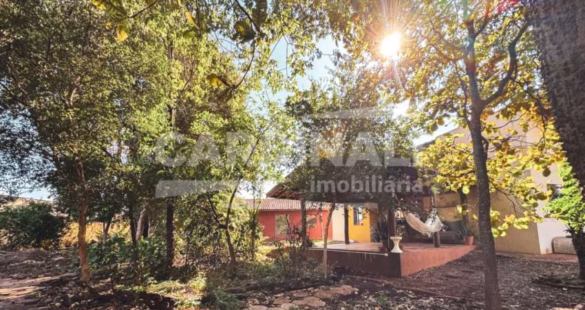 Linda chácara com ótima localização, arquitetura diferente na construção com muito bom gosto, com salão amplo com banheiro e cozinha