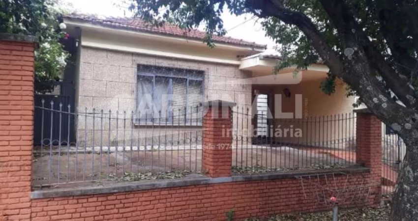 Confortável casa com 03 dormitórios, em bairro nobre.