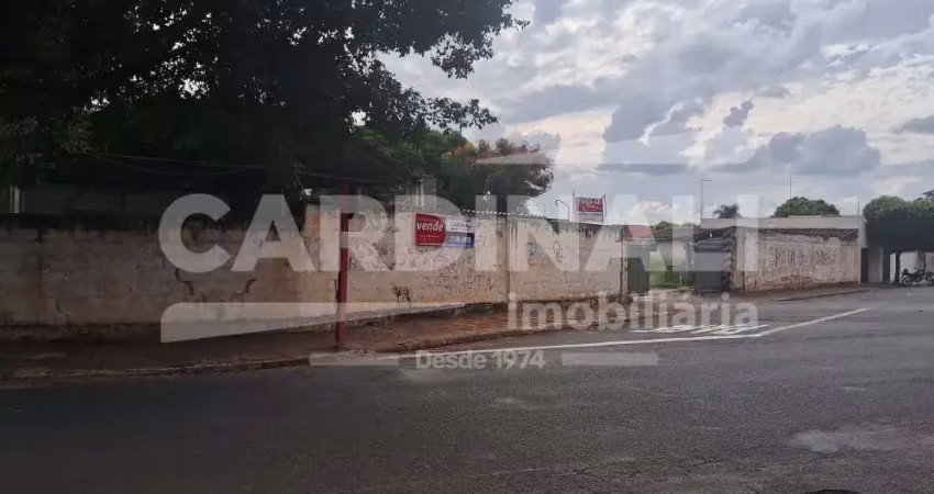 Barracão comercial com localização privilegiada, pé direito alto.