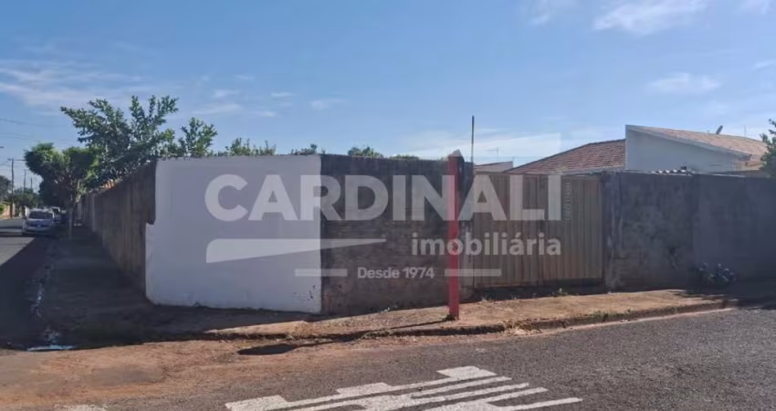 Terreno de esquina com ótima localização e já murado.