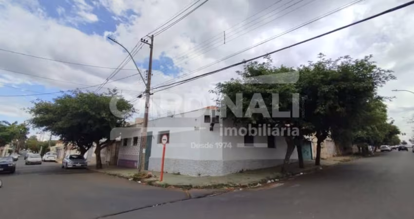 Imóvel bem localizado de esquina no bairro Vila Prado, paralela com Rua larga.