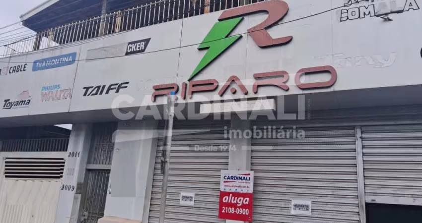 Salão comercial com ótima localização, com prateleiras pronto para seu comercio.