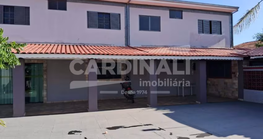 Linda casa com piscina, localização espetacular.