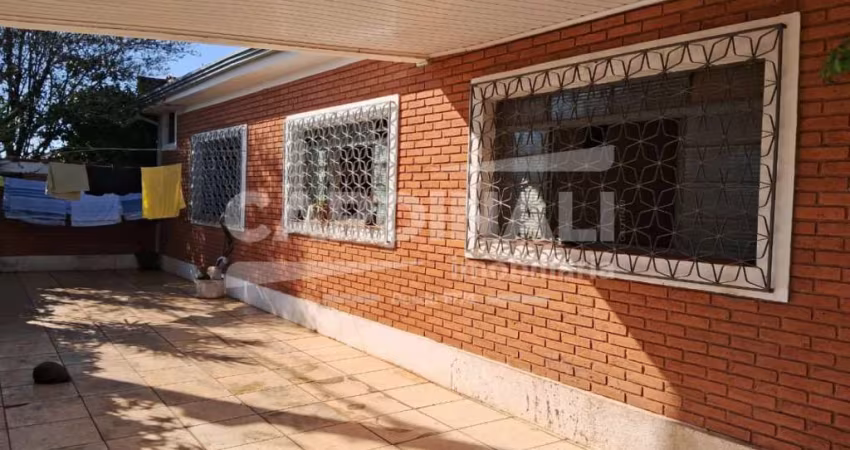 Casa com ótima localização, com frente para a Vaz Filho.