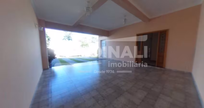 Linda casa em condomínio com excelente localização na cidade