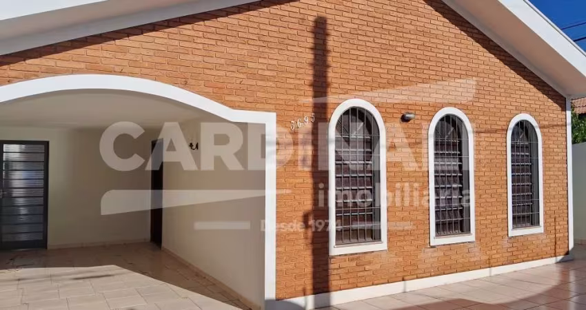 Oportunidade! Casa com ótima localização, 03 dormitórios com suíte.