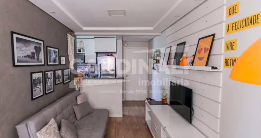 Apartamento à venda ou locação, com 47 metros quadrados, dois quartos, um banheiro, mobiliado e com uma vaga coberta.
