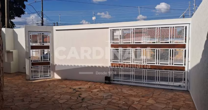 Casa com piscina e localização espetacular.
