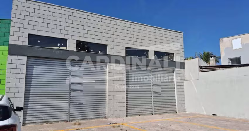 Salão comercial com localização espetacular, novo e com pé direito alto.