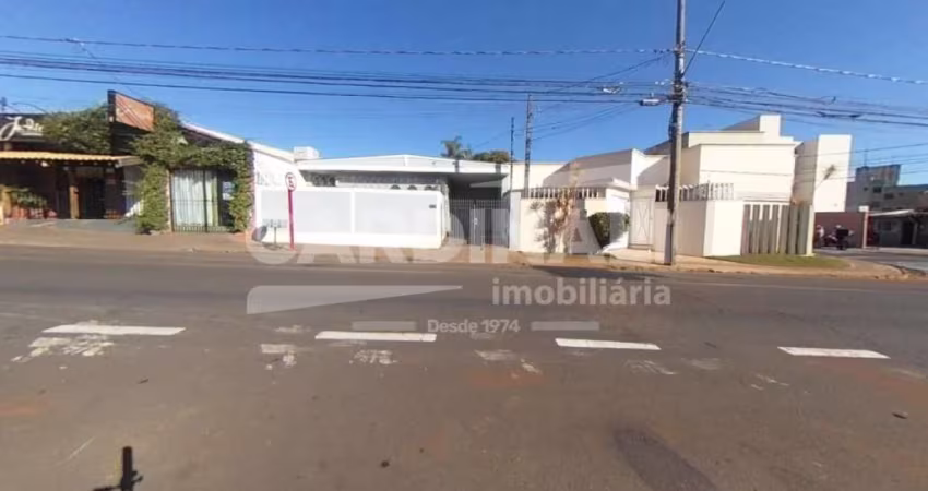 casa de três dormitórios com ótima localização.