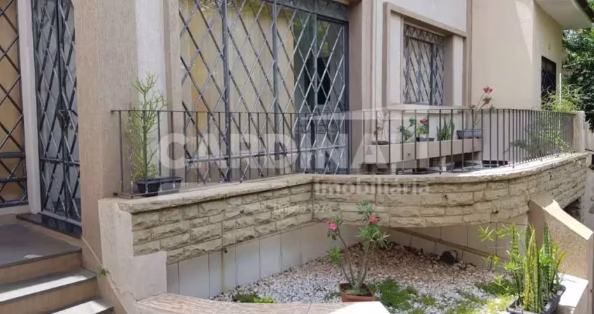 Casa com excelente localização, próximo comércio e centro da cidade.