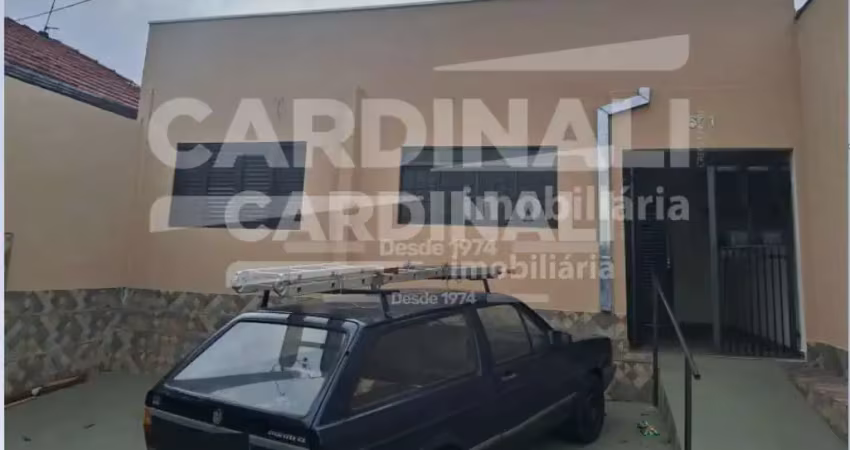 Prédio comercial com 04 salas e demais dependências, com ótima localização.