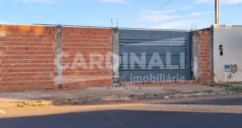 Terreno murado com portão, plano pronto para construir.