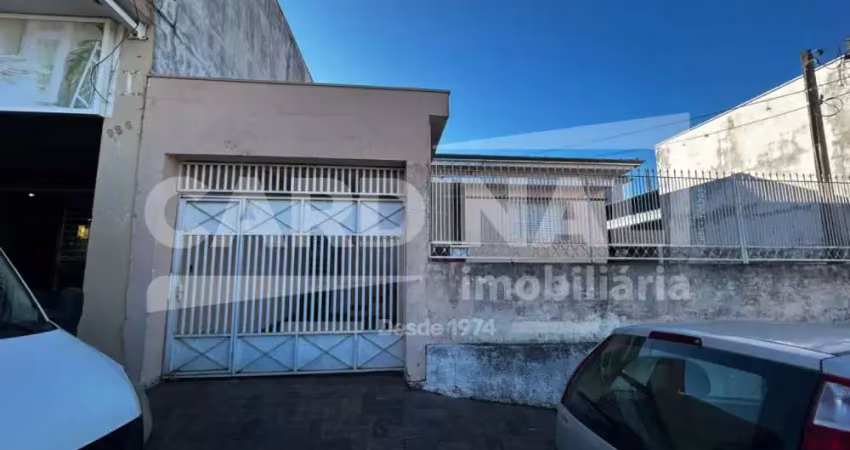 casa de três dormitórios com dois banheiros e duas vagas de garagem