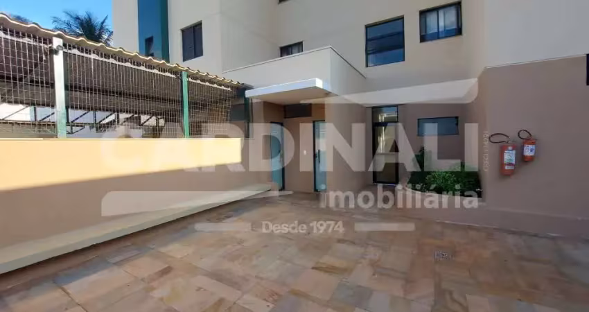 Apartamento com 03 dormitórios, sacada para o centro da cidade, no Jardim Tropical.