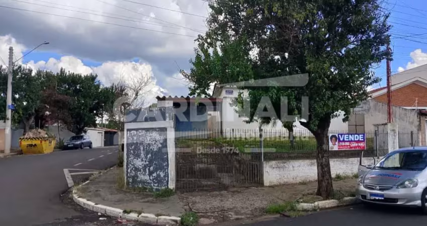 Casa de esquina com excelente localização para comércio.