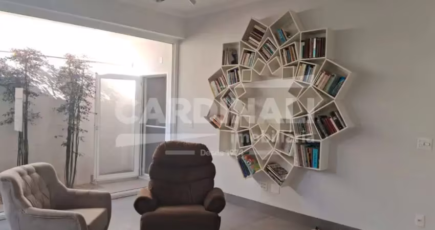 Linda casa em condomínio, com localização privilegiada.