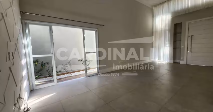 Casa de 3 dormitórios sendo um suíte em condomínio fechado.