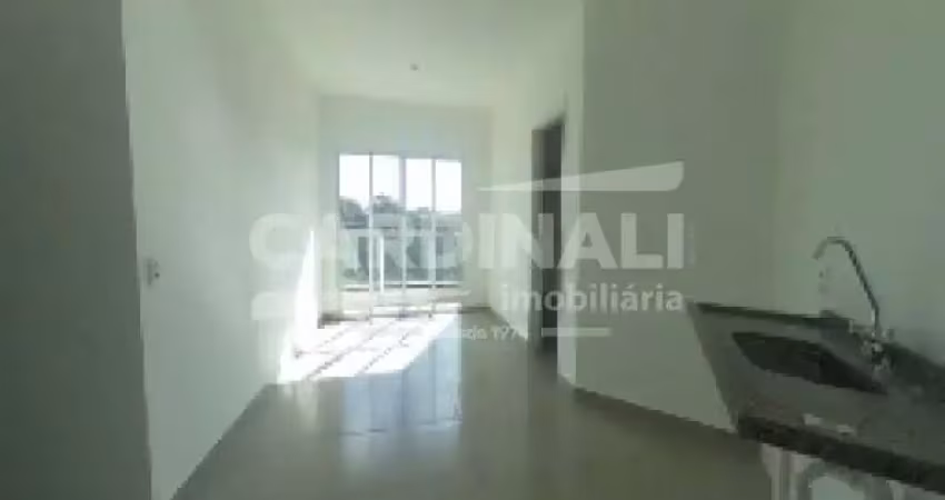 Apartamento de dois dormitórios sendo um suíte com uma vaga de garagem.