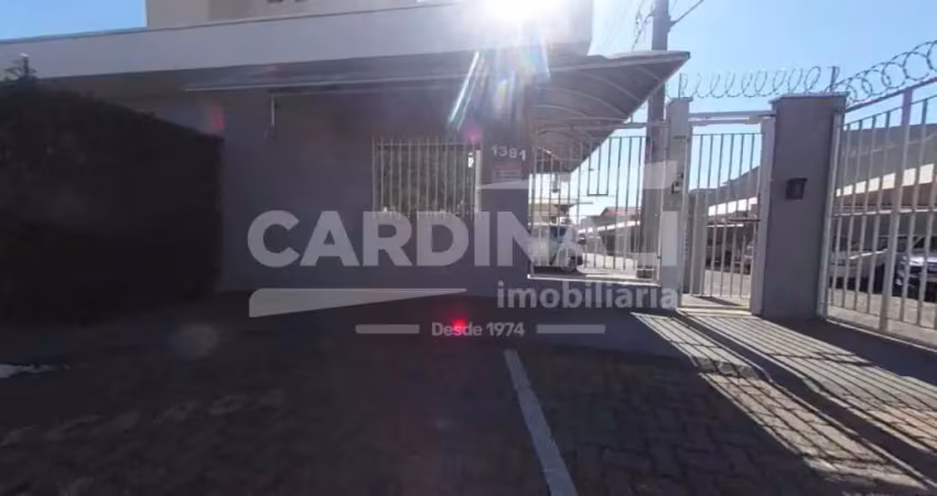 Apartamento de dois dormitórios térreo com quintal.