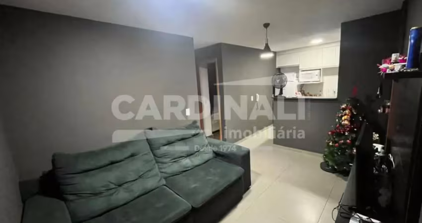 Apartamento padrão com armários planejados na cozinha, lavanderia e banheiro.