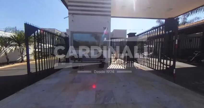 Apartamento de dois dormitórios com uma vaga de garagem.