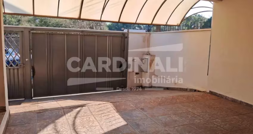 Casa com 03 dormitórios e localização privilegiada.