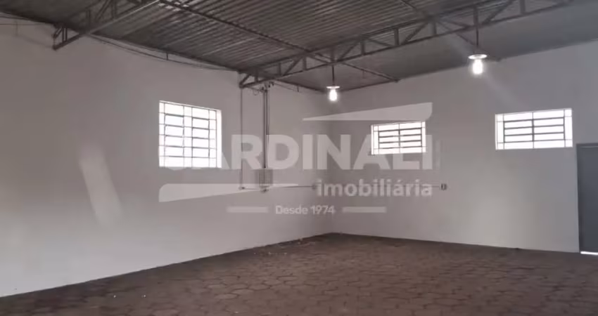 Barracão com ótima localização, pé direito alto e doca.