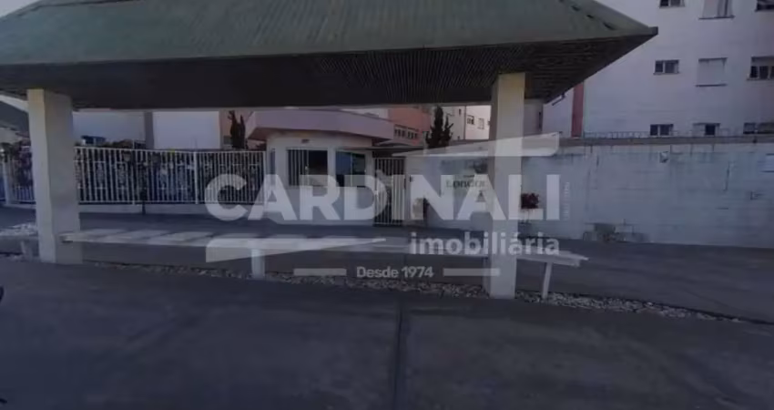 Apartamento de dois dormitórios com 1 vaga para carro e uma para moto.