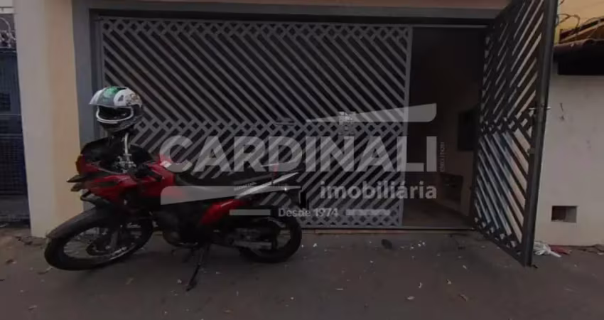 Casa de dois dormitórios com duas vagas de garagem.