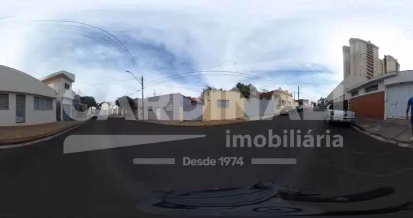 Casa - ótima localização - quintal amplo com grama - área de serviço