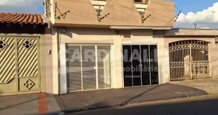 Casa três dormitórios sendo um suíte com uma vaga de garagem.