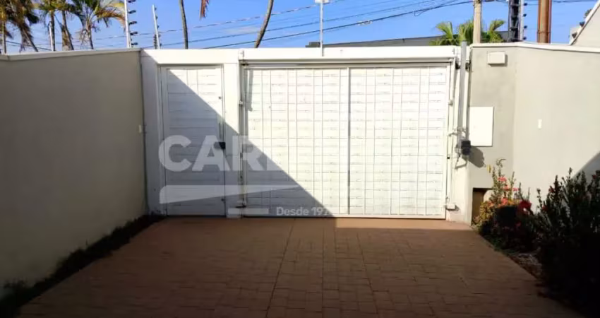 Casa com excelente localização, próximo a supermercados e comércio.