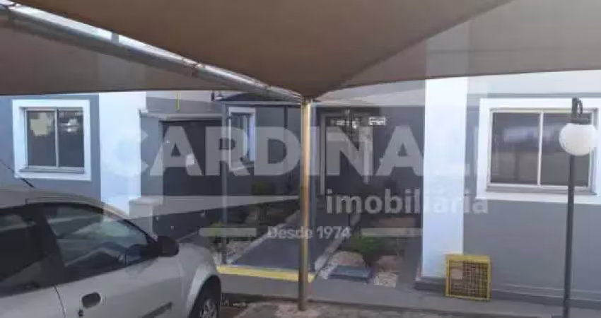 Apartamento de dois dormitórios com uma vaga de garagem coberta.