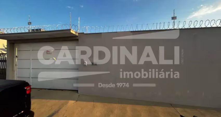 Casa de um dormitório com quatro vagas de garagem e piscina.