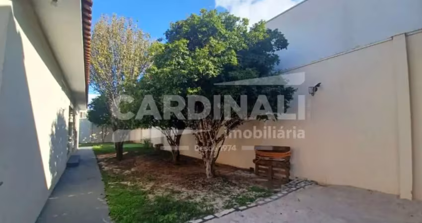 Casa com três dormitórios sendo um suíte com quatro vagas de garagem