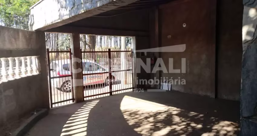 Casa com boa localização, próximo a escolas e creches.
