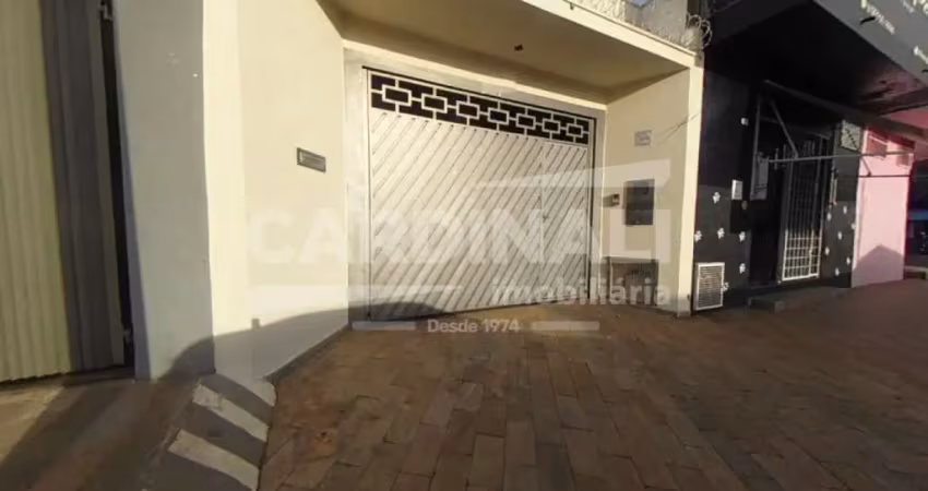 Casa de três dormitórios sendo um suíte com quatro vagas de garagem.........