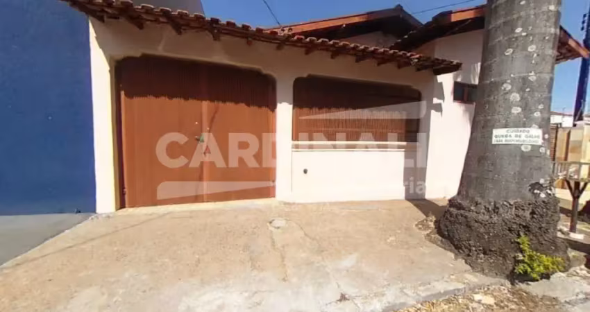 Casa de três dormitórios com 3 vagas de garagem com ótima localização.