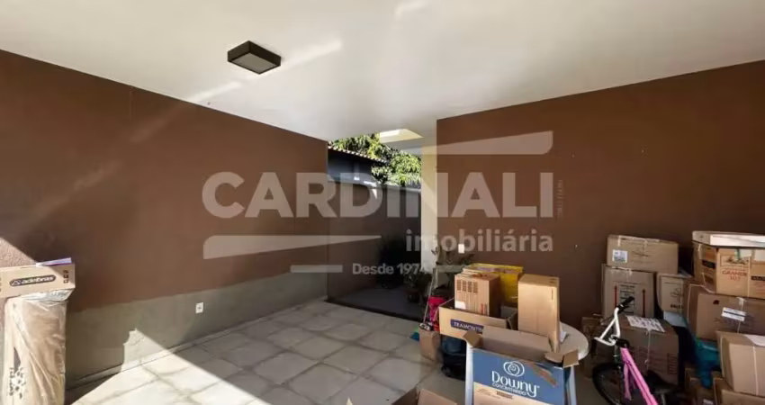 Casa de três dormitórios sendo um suíte com garagem para 6 veículos.
