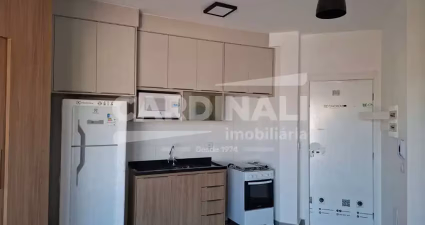 Apartamento de dois dormitórios sendo um suíte com uma vaga de garagem coberta.