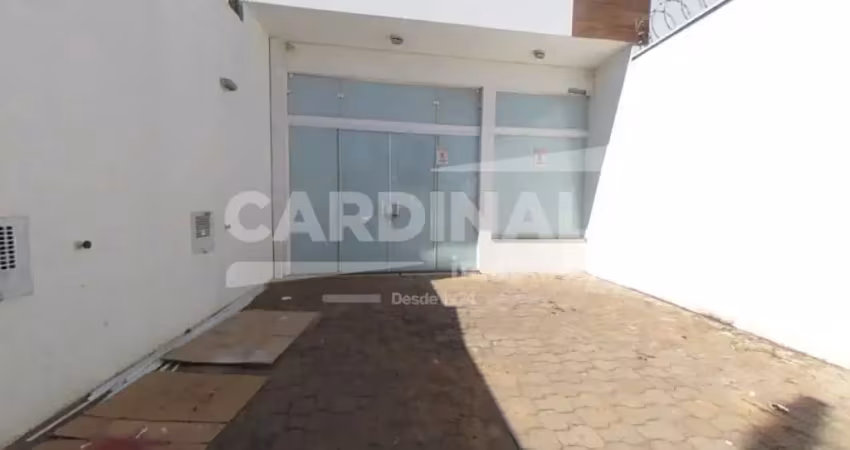 Salão comercial com duas vagas de estacionamento com ótima localização.