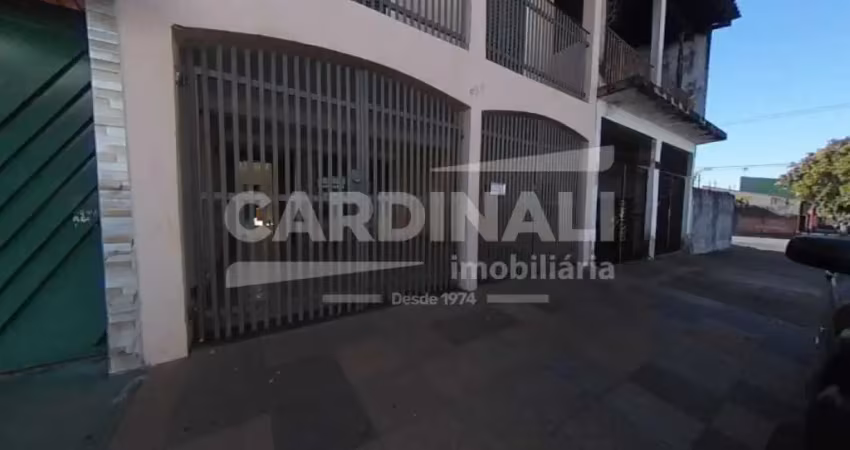 Casa de três dormitórios sendo dois suítes com duas vagas cobertas.