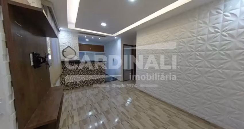 Apartamento térreo - painel de tv - cozinha com armário - gesso - box e gabinete no banheiro - portaria 24 horas