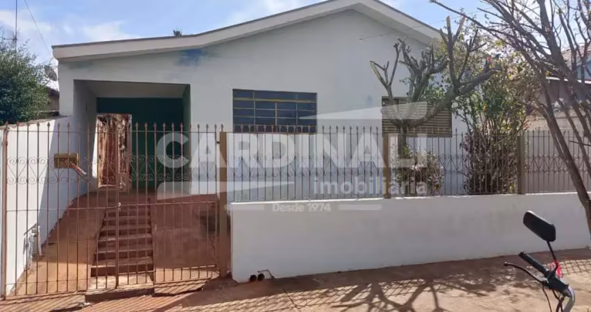 Casa com boa localização, próximo a escolas e creches.