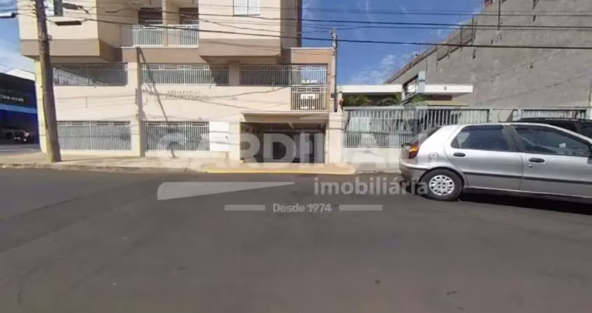 Apartamento de dois dormitórios sendo um suíte com uma vaga de garagem.