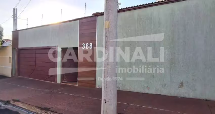 Casa à venda de esquina no bairro cambuy, com 03 dormitórios e 02 banheiros.